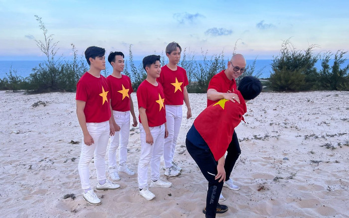 Phan Đình Tùng 'chơi lớn' để tiếp lửa cho các đội tuyển nước nhà tại SEA Games 31 Ảnh 2