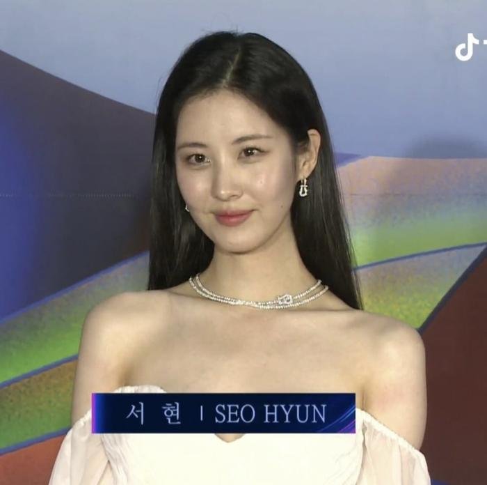 Bầu trời visual 'khủng' tại thảm đỏ Baeksang: Seohyun hở bạo trễ nãi, Yoona chuẩn thánh nữ 'nhà người ta' Ảnh 8