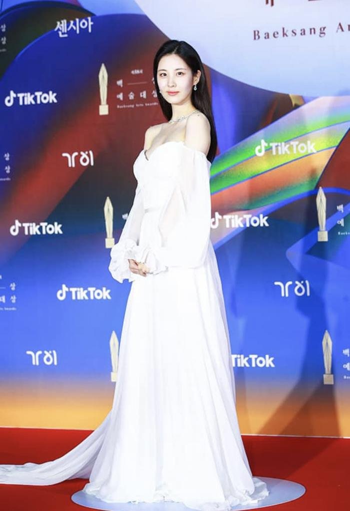 Bầu trời visual 'khủng' tại thảm đỏ Baeksang: Seohyun hở bạo trễ nãi, Yoona chuẩn thánh nữ 'nhà người ta' Ảnh 5