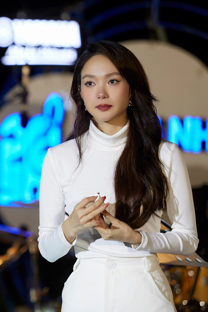 Cô khẳng định mình đang rất hạnh phúc và chồng cô chính là mảnh ghép hoàn hảo dành cho mình.