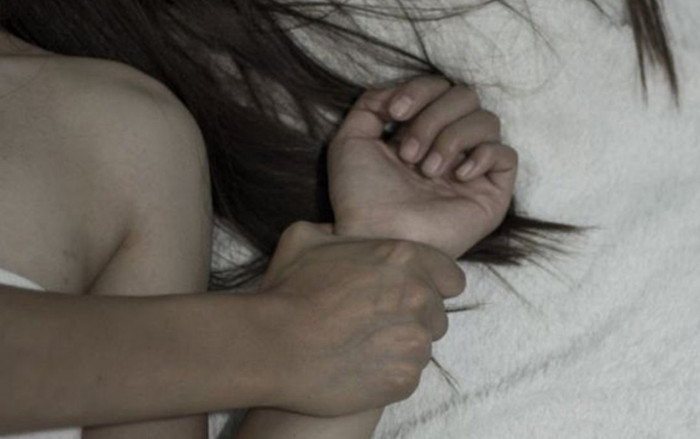 Phát hiện bạn trai có ý đồ xấu xa với con gái mình trên giường, người phụ nữ liền có hành động dứt khoát Ảnh 2