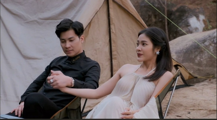 Cả 2 thường xuyên có những cử chỉ thân mật.