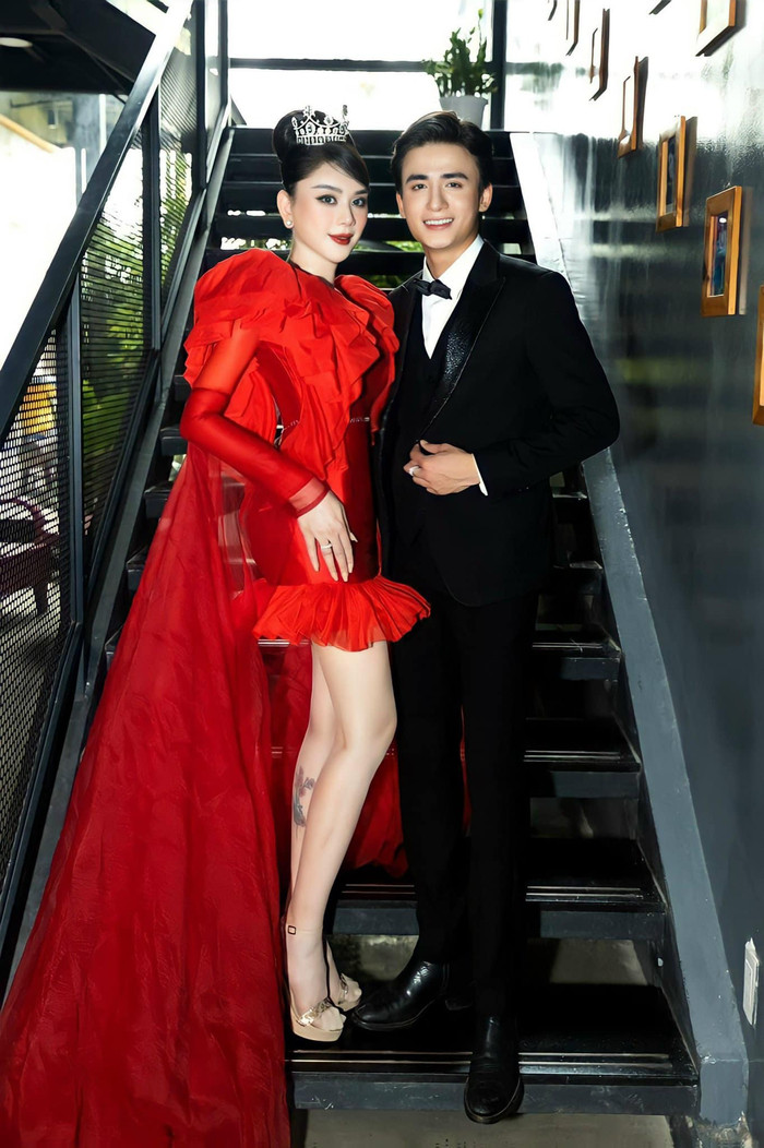 Lâm Khánh Chi hạnh phúc bên người tình 'tin đồn'.