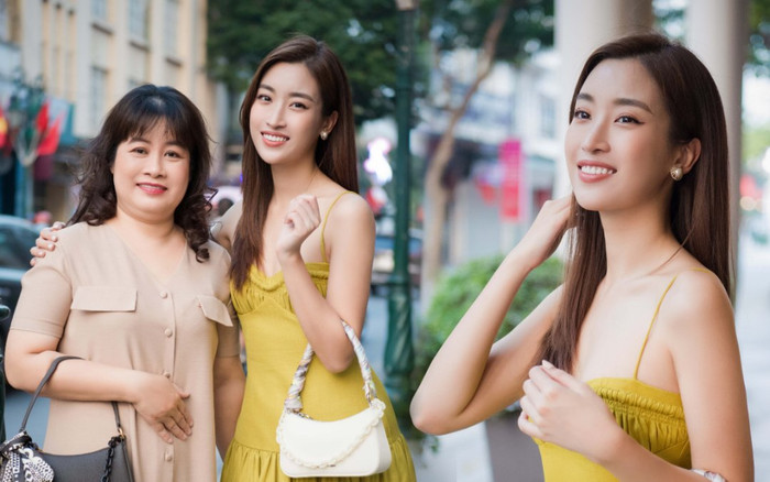 Hiếm hoi đưa mẹ 'lên sóng', Đỗ Mỹ Linh khiến fan 'ồ zê' vì nhan sắc trẻ trung của mẹ ruột Ảnh 2