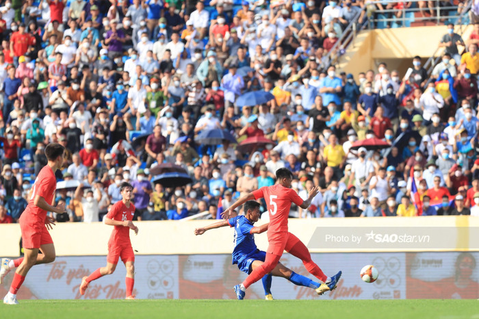 Ekkamai tung ra cú dứt điểm trong vòng cấm tung lưới U23 Singapore ở phút 14.