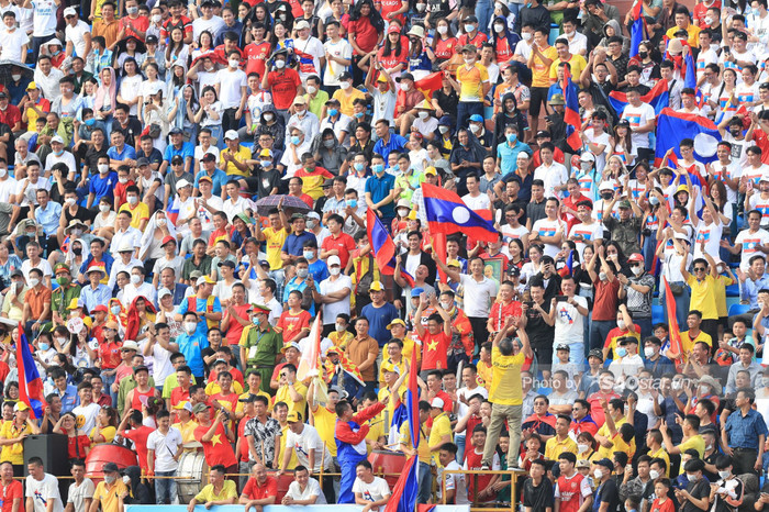 Khán giả thành Nam cổ vũ U23 Lào với thông điệp “tình anh em”. Đây là động lực và lợi thế rất lớn cho U23 Lào.