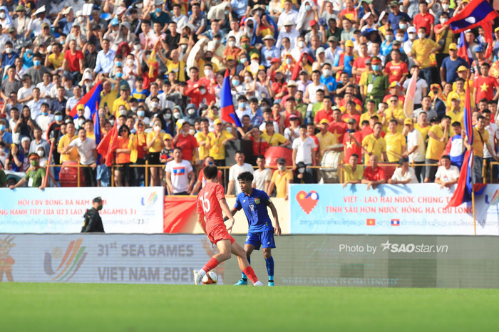 Trong bầu không khí tuyệt vời ở sân Thiên Trường, U23 Lào chơi cực hay trong khoảng thời gian đầu tiên của trận đấu.