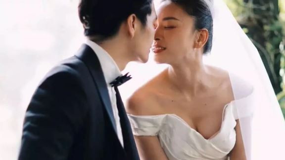 Ngô Thanh Vân đang mải mê tạo dáng mà không hay biết bộ trang phục đã 'phản chủ'