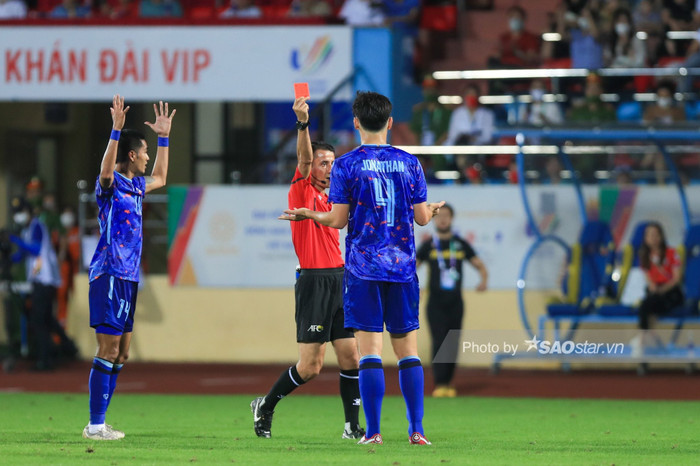 Tấm thẻ đỏ ở phút 41 khiến U23 Thái Lan thua Malaysia.