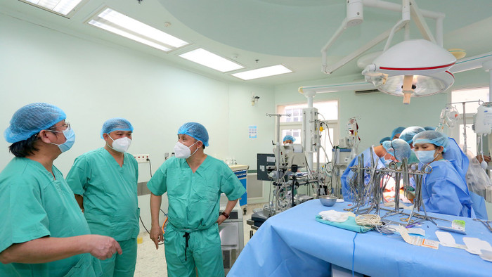Các bác sĩ đồng loạt phối hợp để ghép tim thành công cho bệnh nhân. (Ảnh: BV Trung ương Huế).