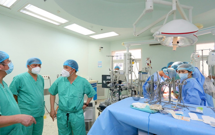 Bệnh nhân 37 tuổi được thực hiện ca ghép tim xuyên Việt cứu sống ngoạn mục Ảnh 2