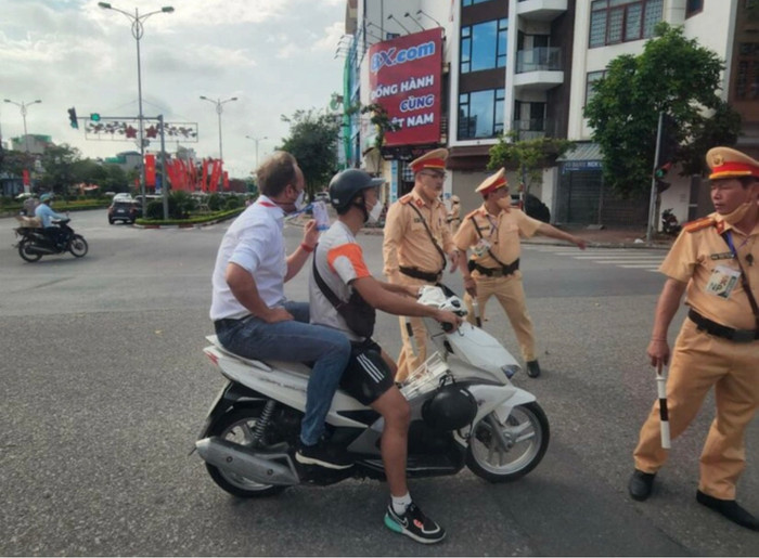 Truyền thông Thái Lan đã đăng tải thông tin HLV Polking không đội nón bảo hiểm khi đến sân Thiên Trường. Ảnh: Daily News