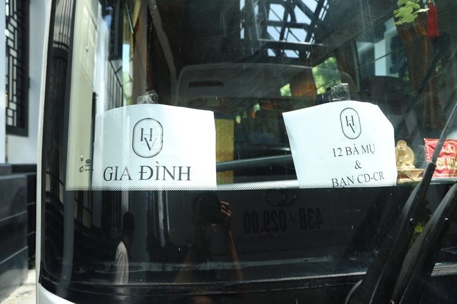 Ngô Thanh Vân và Huy Trần đã chuẩn bị 2 tấm biển đặc biệt 'Gia đình' và '12 bà mụ, bạn cô dâu - chú rể' để đón khách từ sân bay về nơi tổ chức đám cưới.