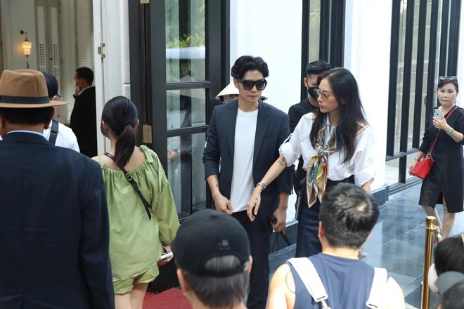 Thay vì trang phục lộng lẫy, Ngô Thanh Vân diện chiếc áo phông trắng giản dị. 