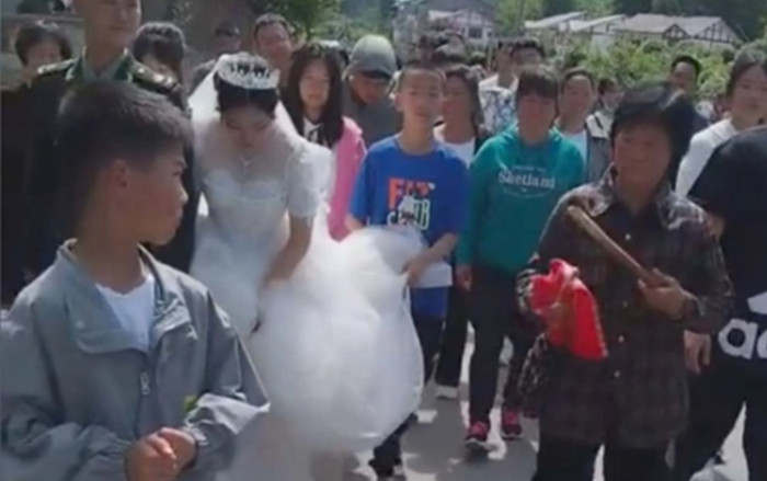 Bà nội cầm gậy trong đám cưới cháu trai, nguyên nhân khiến dân mạng khen ngợi hết lời Ảnh 2