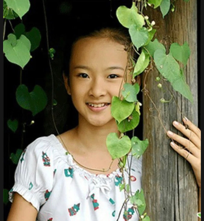 Angela Phương trinh xuất hiện trong phần đầu của phim Mùi Ngò Gai với nét diễn tự nhiên, trong sáng và giàu cảm xúc.