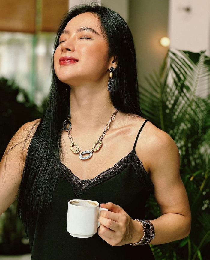 Phần tay của mỹ nhân 1995 khiến khán giả chú ý.