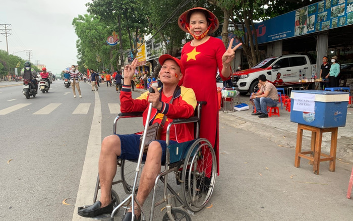 Xúc động chuyện CĐV 65 tuổi ngồi xe lăn vượt hàng trăm cây số, vợ đẩy đi cổ vũ U23 Việt Nam Ảnh 2