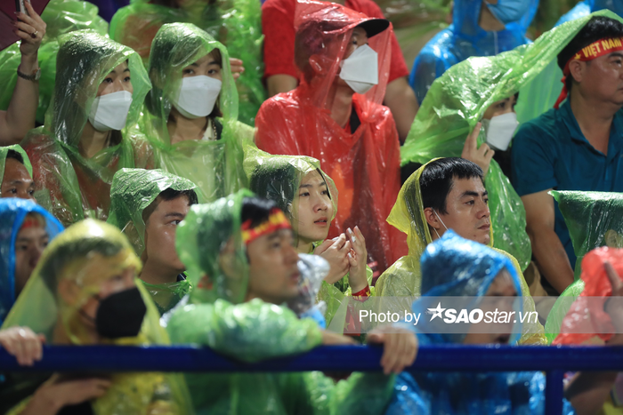 Hàng ngàn cổ động viên đội mưa gió 'tiếp lửa' cho các chàng trai áo đỏ.0