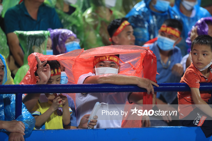 Dù trời mưa khá to nhưng vẫn không giảm khí thế hừng hừng của khán giả đến sân cổ vũ cho đội tuyển U23 Việt Nam. 