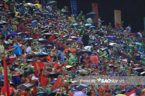 Bầu không khí cuồng nhiệt ở sân Việt Trì. Các CĐV liên tục hô Việt Nam để cổ vũ cho đội chủ nhà.