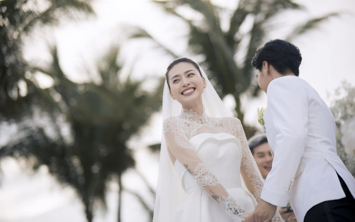 Tổng hợp loạt váy cưới của Ngô Thanh Vân: Từ kín đáo đến 'trễ nải', xuyên thấu đều đủ cả Ảnh 2