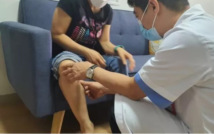 Sau khi tiêm collagen tươi làm thẳng chân, người phụ nữ bị biến chứng nhập viện Ảnh 2