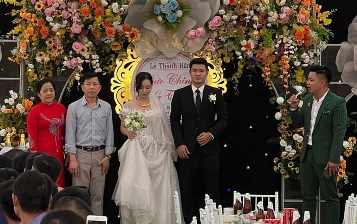 Hà Đức Chinh tổ chức đám cưới tại Phú Thọ, hạnh phúc trao nụ hôn cho cô dâu Ảnh 2