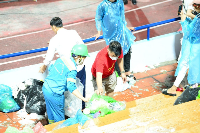 Những túi rác từ giấy vệ sinh cho đến áo mưa bị vứt lại. Ảnh: Hiếu Lương