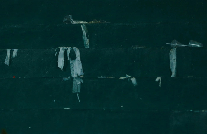 Tuy nhiên ngay sau đó đã khiến khán đài ngập tràn giấy vệ sinh. Ảnh: Hiếu Lương