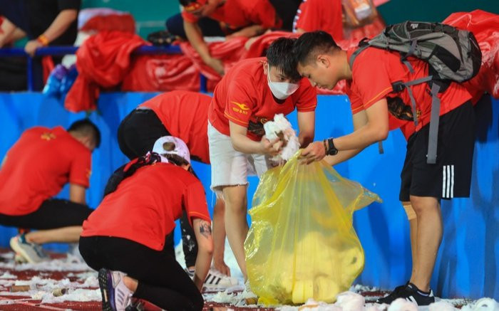 Khán đài ngập rác sau trận U23 Việt Nam - U23 Philippines: CĐV nán lại dọn dẹp cùng nhân viên vệ sinh Ảnh 2