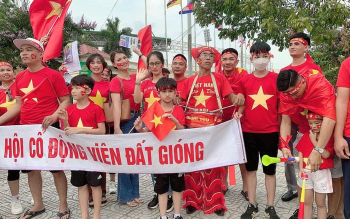 Cổ động viên Việt Nam cuồng nhiệt đến 'hết nước chấm' vì thầy trò HLV Park Hang Seo Ảnh 2