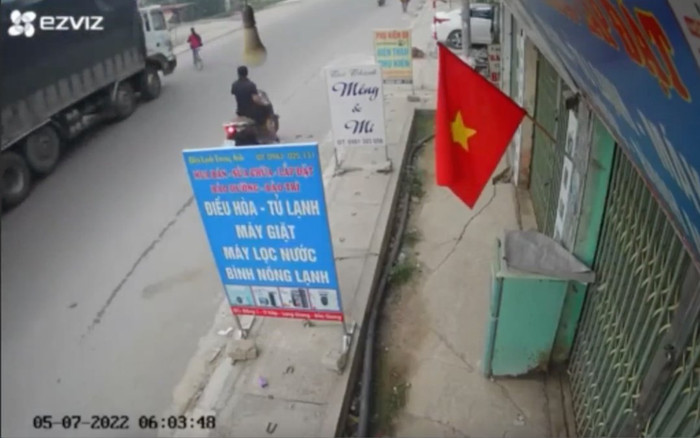 Nữ sinh sang đường bị xe ben kéo lê dưới gầm, người dân nháo nhào chạy đến ứng cứu Ảnh 2