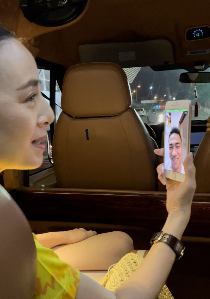 Chanathip trò chuyện cùng Madam Pang và đưa ra lời khuyên cho các đàn em.