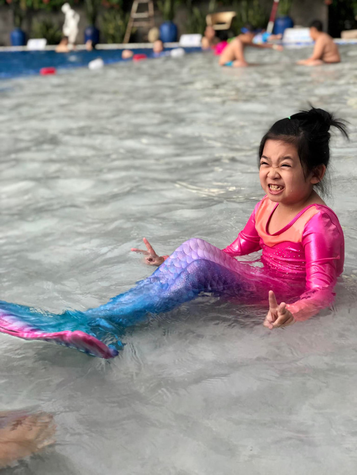 Trên trang cá nhân của bảo mẫu thường xuyên đăng tải, cập nhật cuộc sống hằng ngày của cô công chúa nhỏ. Trong mỗi tấm hình luôn xuất hiện hình ảnh tươi cười của cô bé trông rất đáng yêu. 