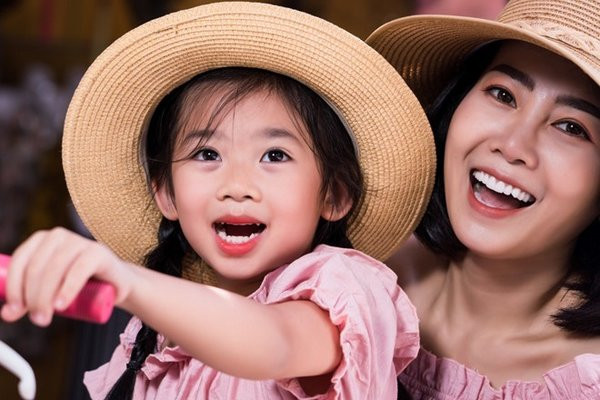 Hình ảnh bé Lavie chụp cùng mẹ - cố diễn viên Mai Phương