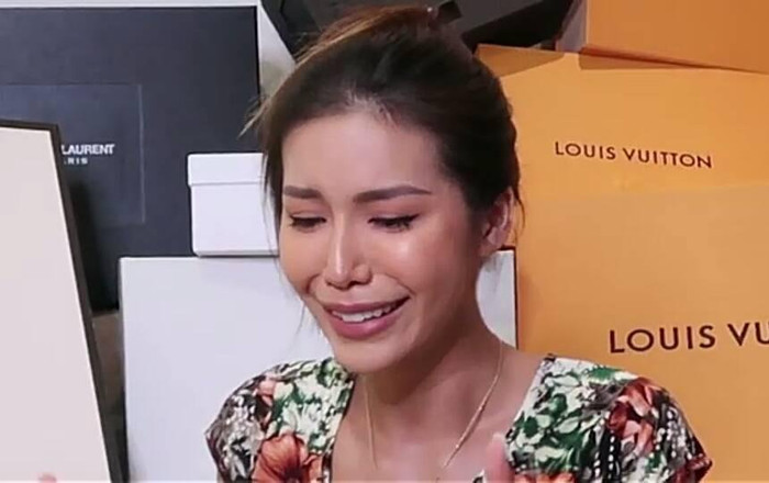 Minh Tú khóc 'sưng cả mắt' vì hành động này của fan Ảnh 2