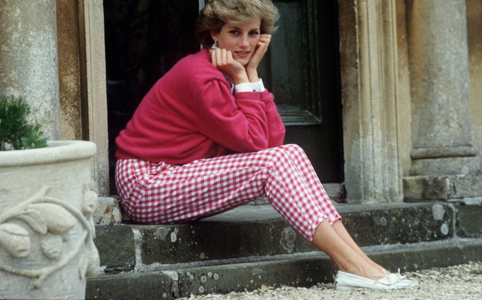 Công nương Diana đi giày cao dưới 5 cm để giữ thể diện cho chồng Ảnh 2