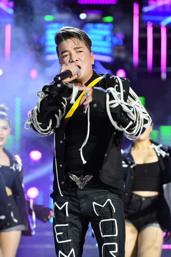 Khoe chiếc áo lạ mắt Vũ Khắc Tiệp tặng, Mr Đàm 'say bye' luôn với style diêm dúa thường ngày Ảnh 6