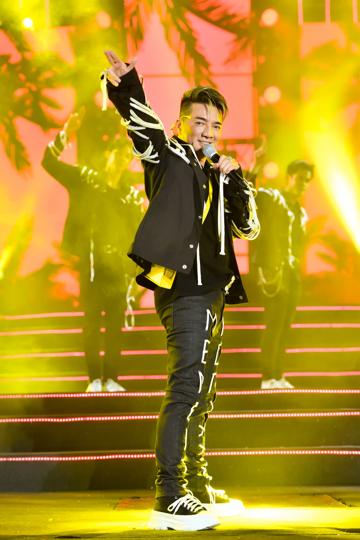 Khoe chiếc áo lạ mắt Vũ Khắc Tiệp tặng, Mr Đàm 'say bye' luôn với style diêm dúa thường ngày Ảnh 3