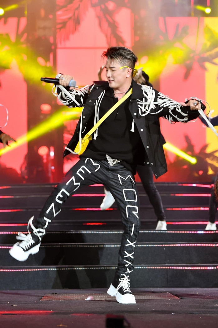 Khoe chiếc áo lạ mắt Vũ Khắc Tiệp tặng, Mr Đàm 'say bye' luôn với style diêm dúa thường ngày Ảnh 7