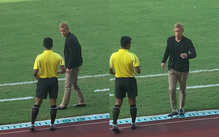 HLV Keisuke Honda gặp sự cố hy hữu ngay sau khi U23 Campuchia ghi bàn vào lưới U23 Lào Ảnh 2