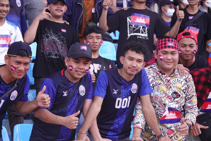 CĐV Campuchia xuất hiện tại sân Thiên Trường cổ vũ cho đội nhà.