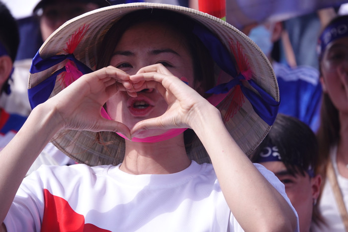 Hình ảnh rất đẹp tại sân Thiên Trường của một CĐV nữ.