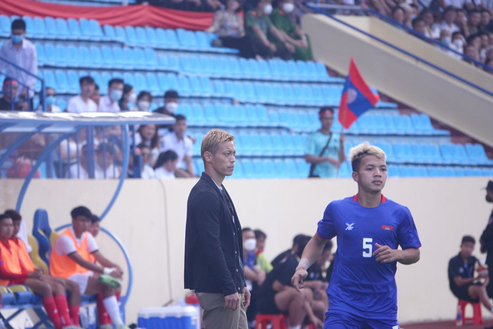 Một điều thú vị là HLV Keisuke Honda của U23 Campuchia đóng mặt lạnh, không hề ăn mừng trong các tình huống đội nhà ghi bàn.