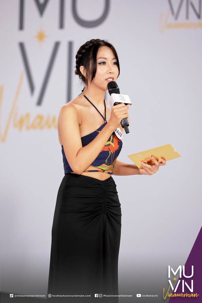 Hoàng Yến cùng một phong thái mạnh mẽ, sắc bén giải quyết mượt mà những câu hỏi 'hóc búa' từ ban giám khảo.