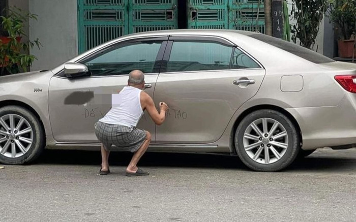 Bị ô tô đậu chắn trước cửa nhà, cụ ông cay cú 'dằn mặt' bằng 1 dòng chữ khiến dân mạng hả hê Ảnh 2