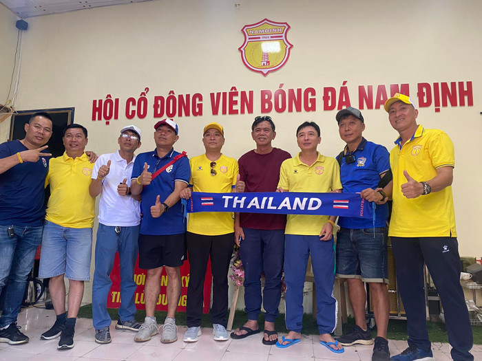 Hội cổ động viên bóng đá liên kết cùng nhau cổ vũ.