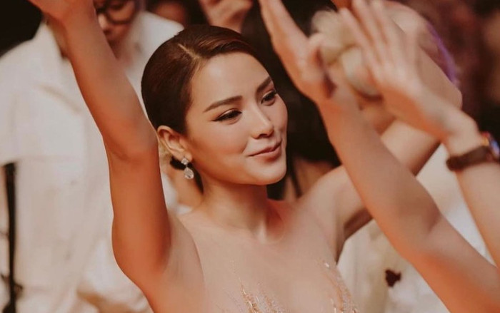 'Phì phèo' khói thuốc trên sóng livestream, Phương Trinh Jolie bị netizen nhắc nhở Ảnh 2