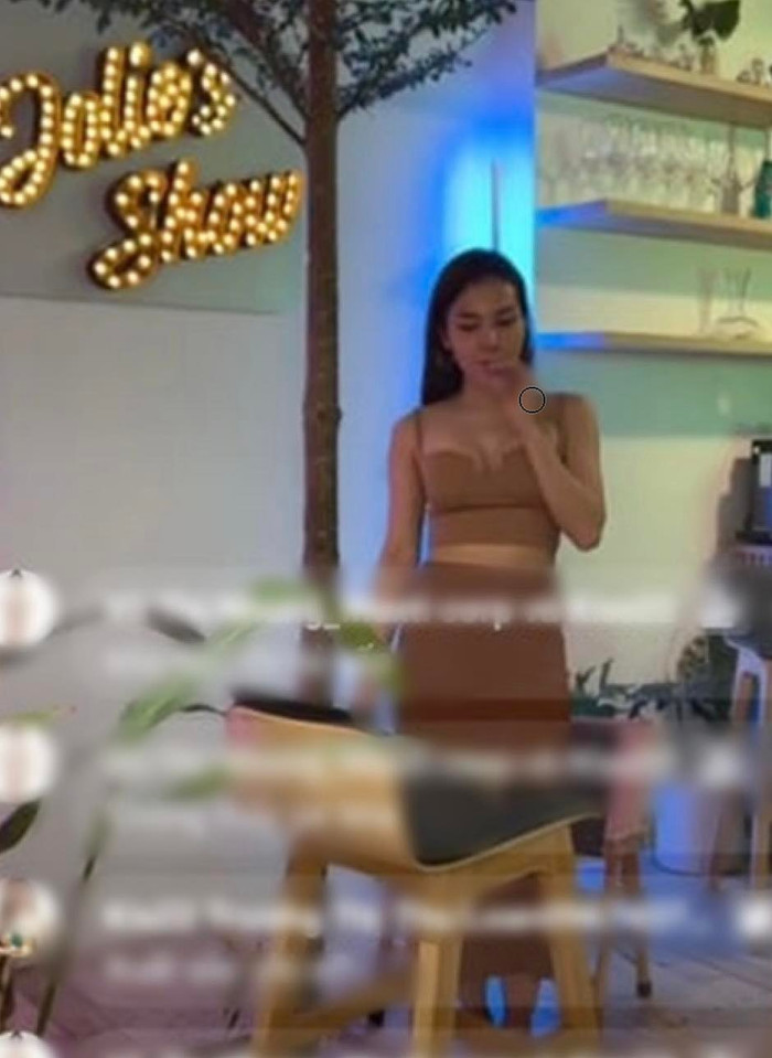 Phương Trinh Jolie thoải mái sử dụng thuốc lá điện tử, vừa hát vừa 'nhả khói' ngay trên livestream.